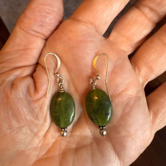 New Jade Bangle Bracelet & Coordinating Dangling Green Earrings. - Picture 6 of 7